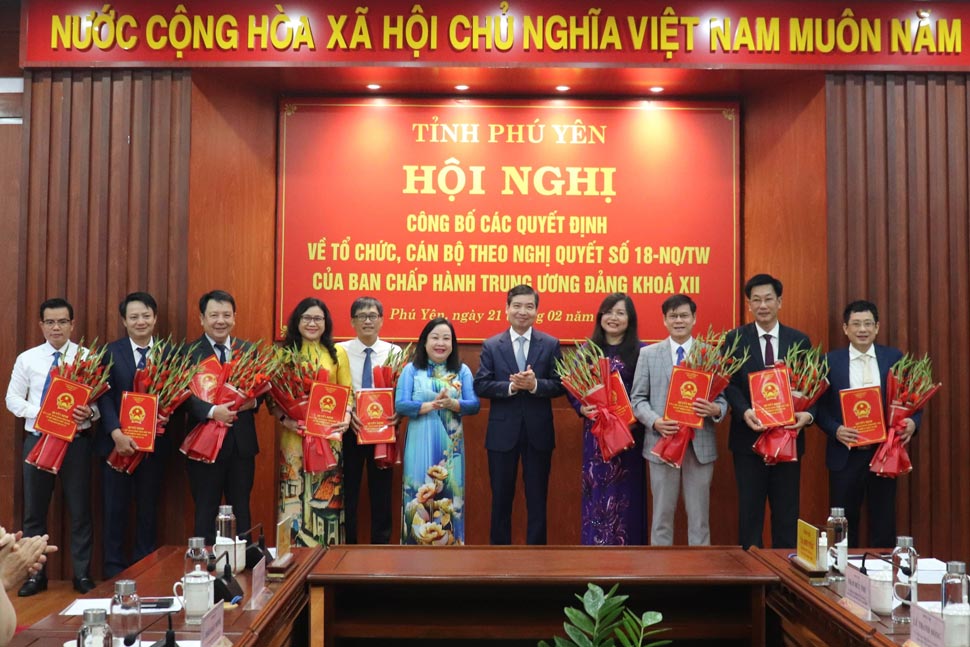 Thường trực Tỉnh ủy Phú Yên trao quyết định cho lãnh đạo các sở ngành sau sắp xếp. Ảnh: Mỹ An