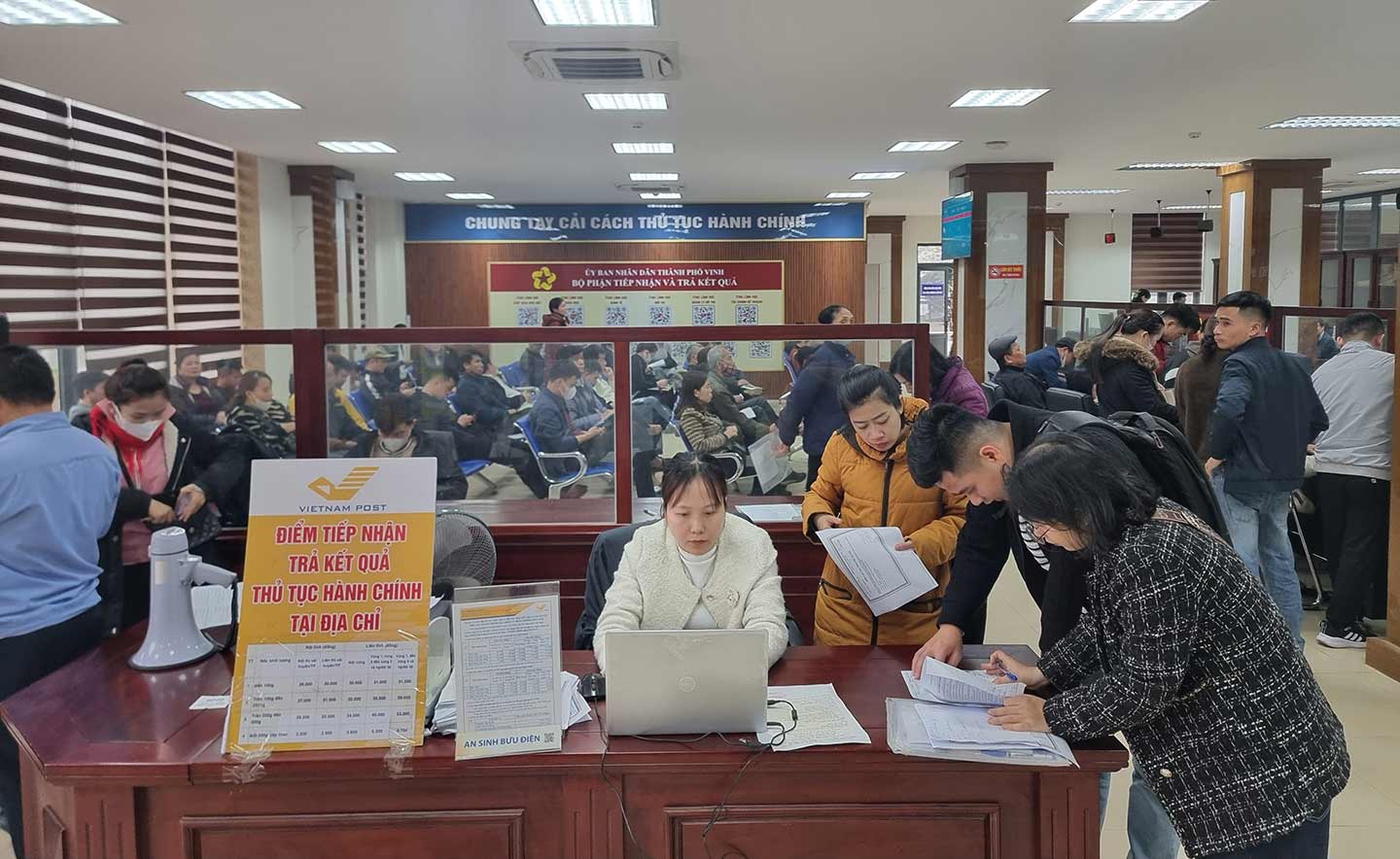 People complete procedures to register a business household to teach extra classes at Vinh City People's Committee. Photo: Quang Dai