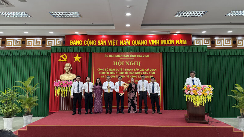 Hoi nghi cong bo 6 nghi quyet thanh lap cac co quan chuyen mon thuoc UBND tinh. Anh: Hoang Loc