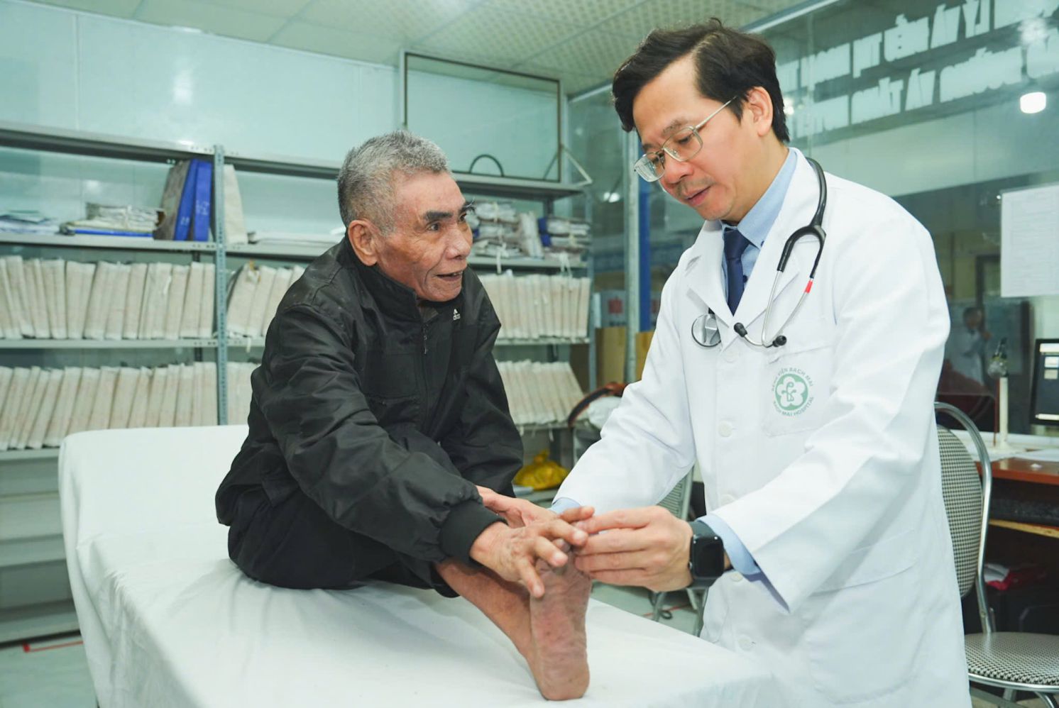 Associate Professor, Dr. Doctor Vu Van Giap examines people in remote areas. Photo: Mai Thanh