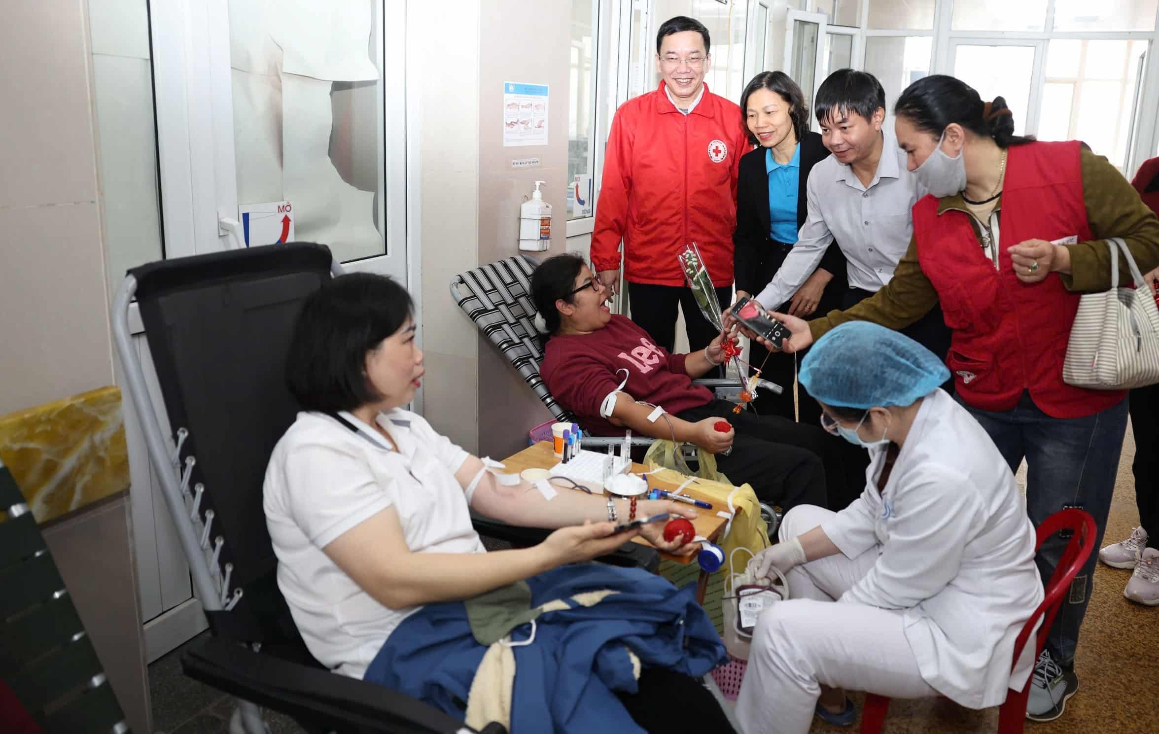 Medical staff and doctors in Ninh Binh participated in voluntary blood donation at the "Red Drops - White Blouse" Program organized by the Ninh Binh Provincial Health Department. Photo: Nguyen Truong