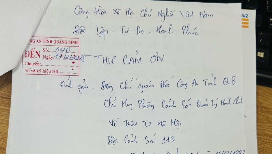 People thank the police force for helping in times of danger. Photo: Quang Binh Police