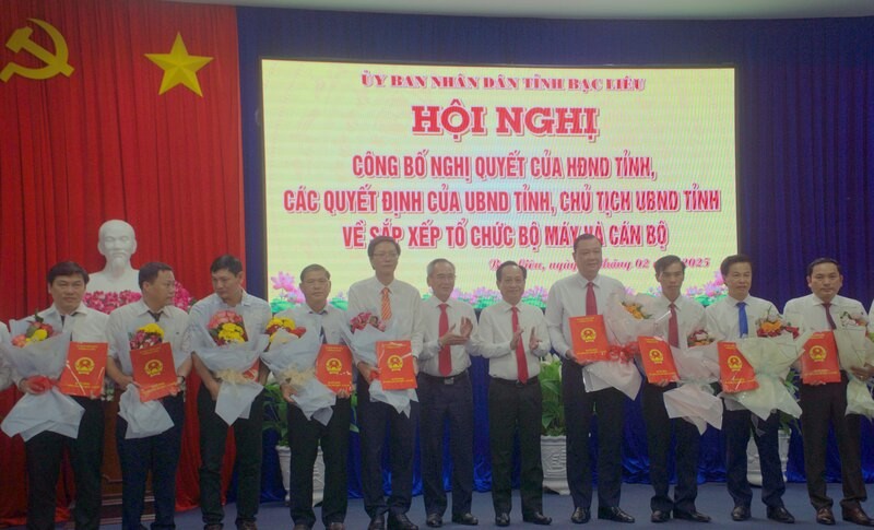 The leaders of 6 newly established departments in Bac Lieu received the appointment decision of the Chairman of the Provincial People's Committee. Photo: Nhat Ho