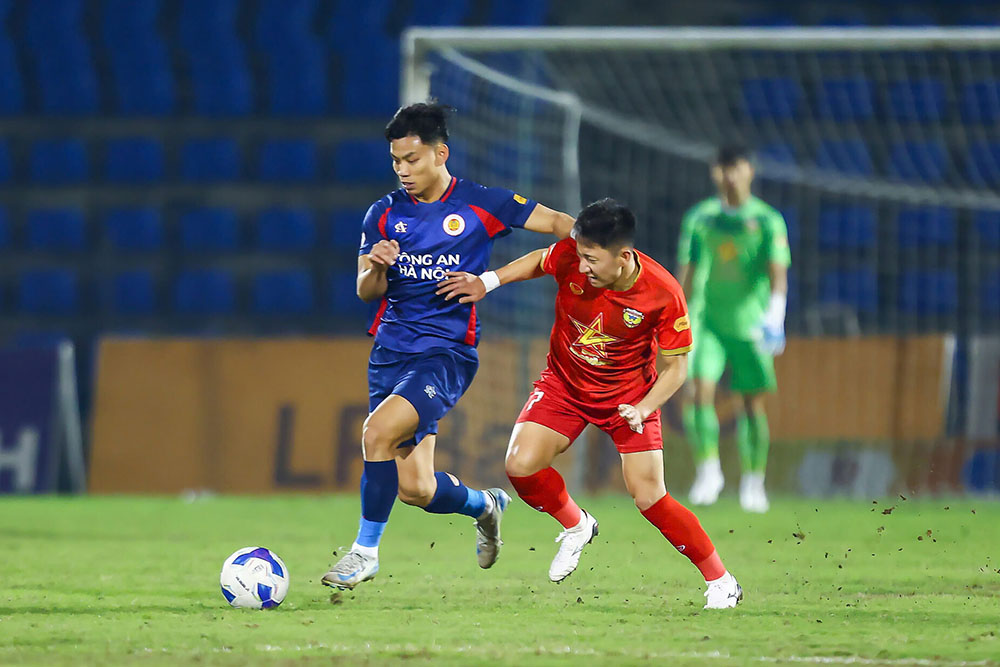 Hong Linh Ha Tinh Club is at risk of not being able to play at home because the grass is not eligible for competition. Photo: VPF