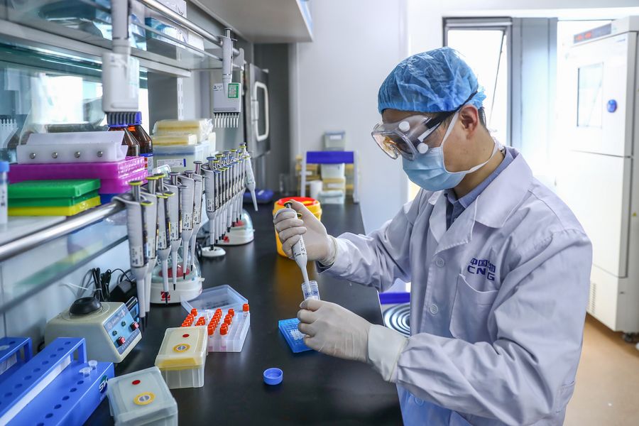 Testing the COVID-19 vaccine at the vaccine factory of the National Pharmaceutical Group of China ( Sinopharm) in Beijing, April 11, 2020. Photo: Xinhua