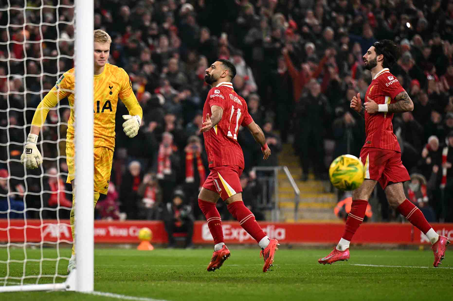 Mohamed Salah con nguyen co hoi gianh Qua bong Vang neu co cu dup danh hieu lon voi Liverpool. Anh: AFP