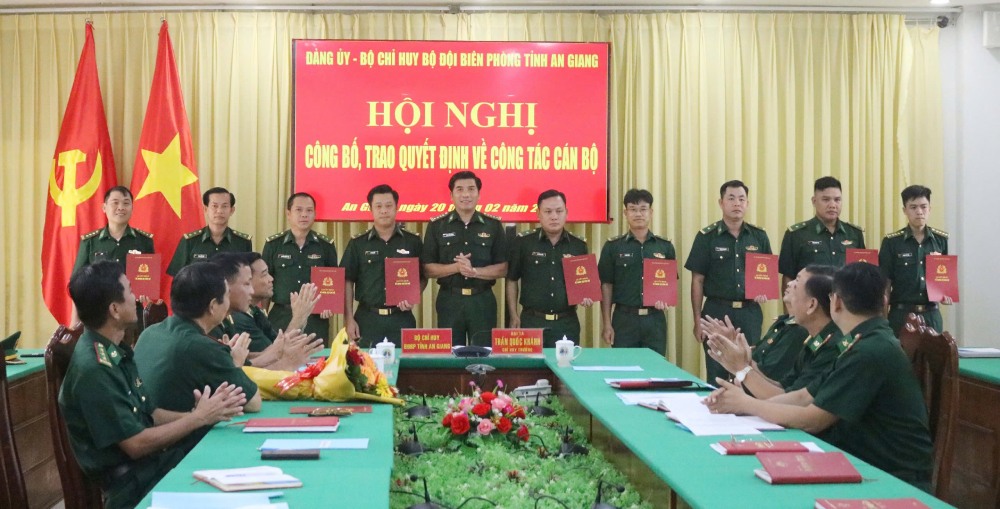 The Party Committee - Border Guard Command of An Giang province presented decisions on personnel work to military officers. Photo: Angiang.gov.vn