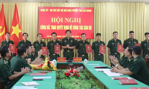 Đảng ủy - Bộ Chỉ huy Bộ đội Biên phòng tỉnh An Giang trao quyết định về công tác cán bộ cho các sĩ quan quân đội. Ảnh: Angiang.gov.vn