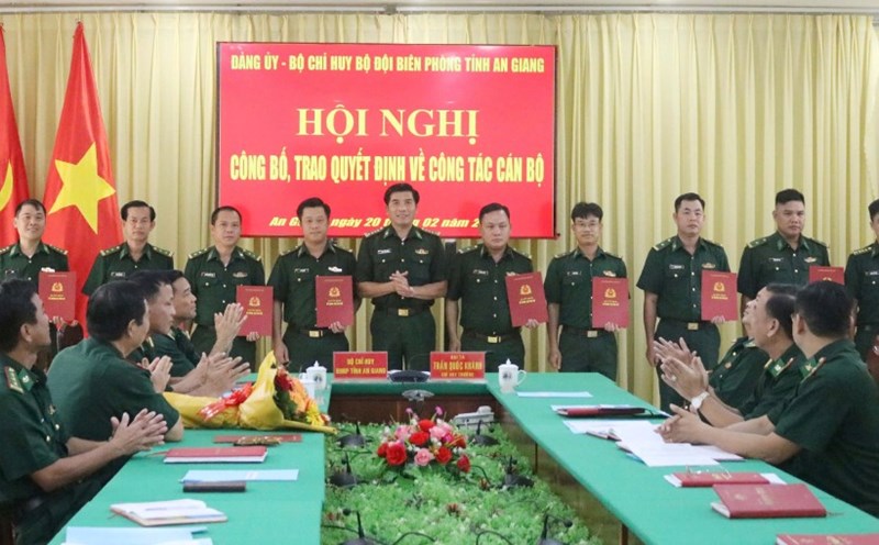 The Party Committee - Border Guard Command of An Giang province presented decisions on personnel work to military officers. Photo: Angiang.gov.vn