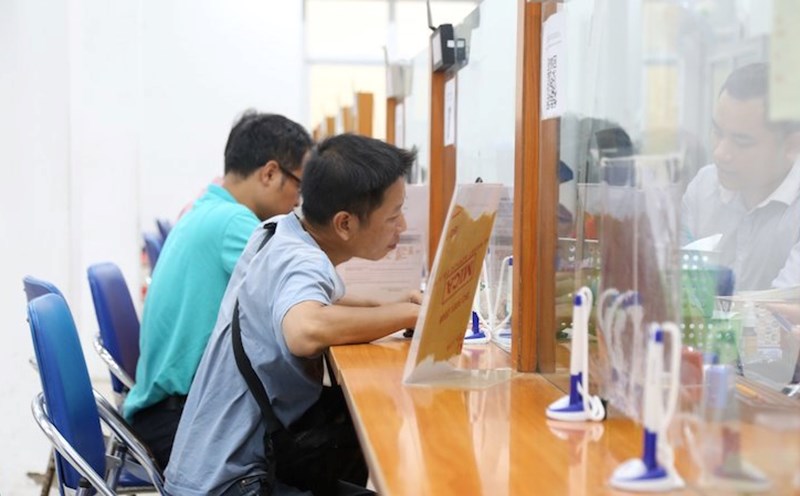 Employees receive benefits after leaving work. Photo: Hanh Ha