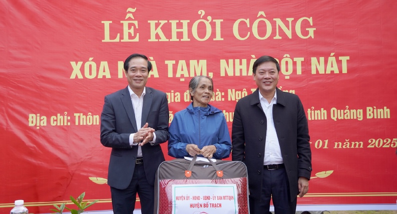 Le khoi cong xoa nha tam, nha dot nat tai huyen Bo Trach (tinh Quang Binh). Anh: Thien Vien