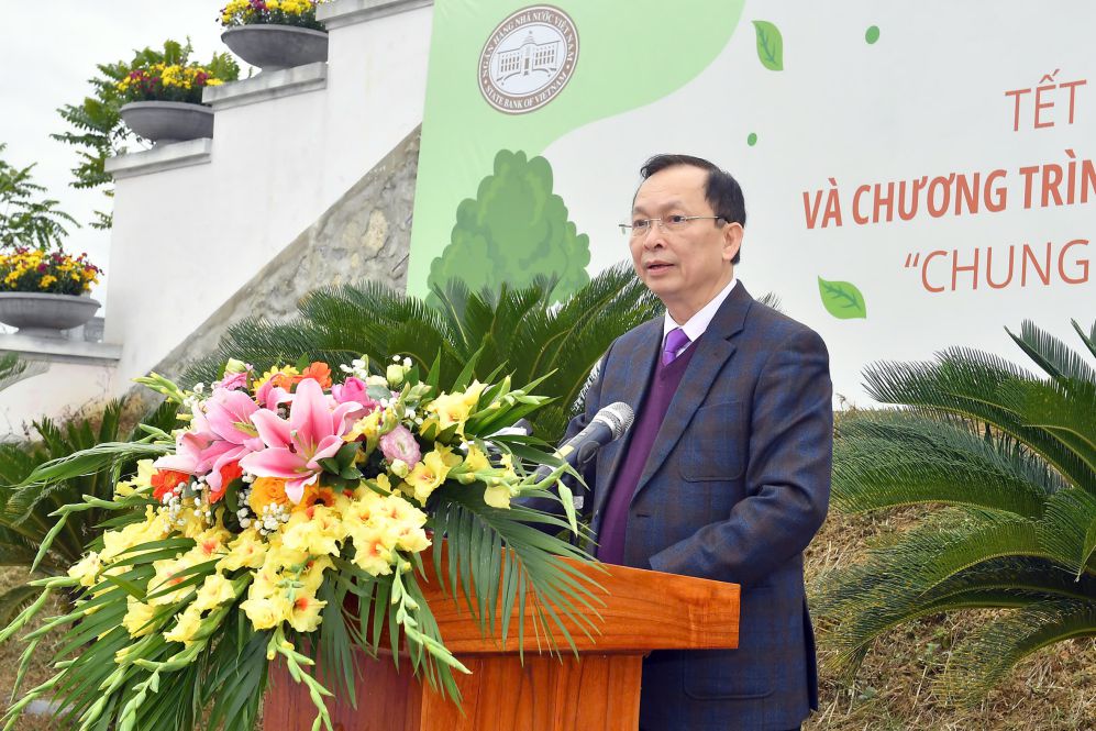 Mr. Dao Minh Tu - Permanent Deputy Governor of the State Bank, Chairman of the State Bank of Vietnam Trade Union launched the program "Tet tree planting to forever remember Uncle Ho" and the program to plant 1 million trees. Photo: NHDNH