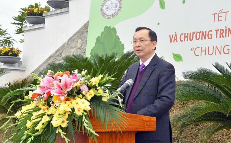 Mr. Dao Minh Tu - Permanent Deputy Governor of the State Bank, Chairman of the State Bank of Vietnam Trade Union launched the program "Tet tree planting to forever remember Uncle Ho" and the program to plant 1 million trees. Photo: NHDNH