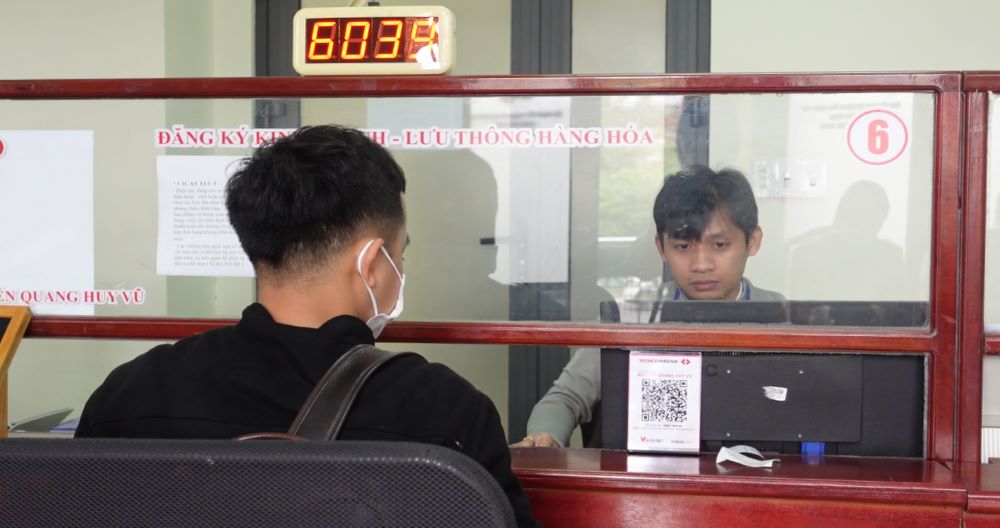 The Finance - Planning Department of Hai Chau District People's Committee (Da Nang City) arranged additional staff to receive and process documents on business registration for extra teaching. Photo: Tran Thi