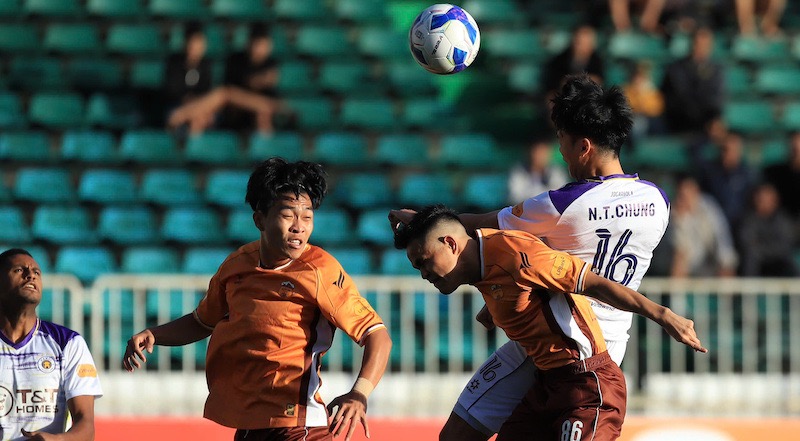 Cau thu Hoang Anh Gia Lai va Ha Noi FC nhap cuoc coi mo. Anh: Minh Dan 