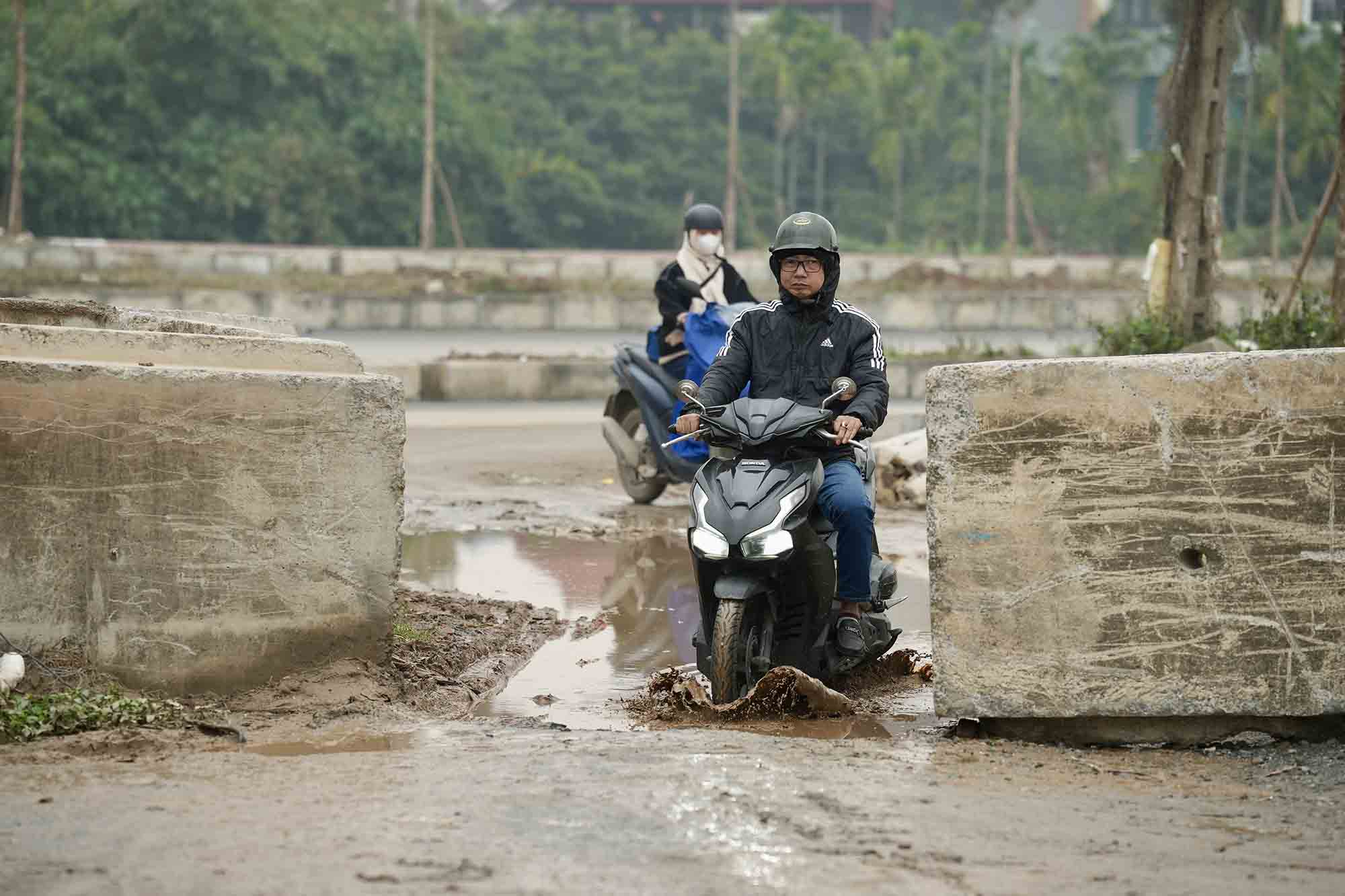 Người đi xe máy lưu thông tạm trong dự án. Ảnh: Hữu Chánh 