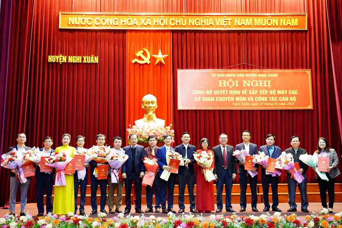 Handing over the decision on the work of cadres of specialized departments in Nghi Xuan district after the merger. Photo: Duc Dong