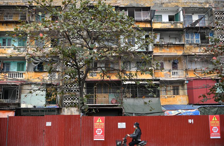 The discomfort of old apartment buildings is warning of danger.