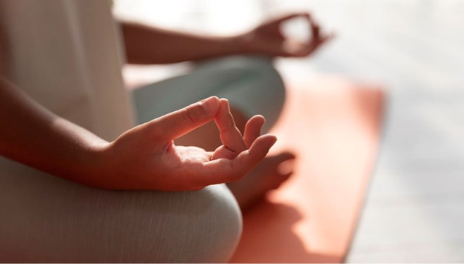 Forming good habits before bed can help you sleep better and improve overall health. Photo: According to Healthshots.