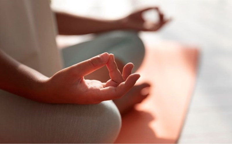 Forming good habits before bed can help you sleep better and improve overall health. Photo: According to Healthshots.