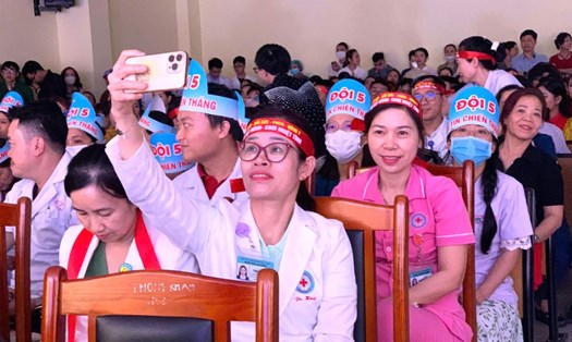 Nhân viên y tế Đà Nẵng trổ tài đàn hát, khiêu vũ. Ảnh: Nguyên Thi
