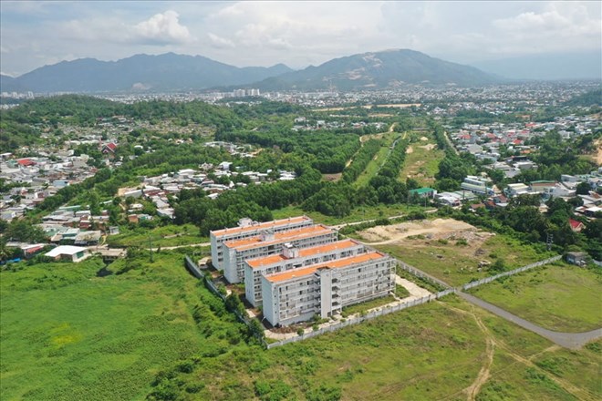 The dormitory project of Khanh Hoa Medical College has not had students for many years, causing waste. Photo: Huu Long