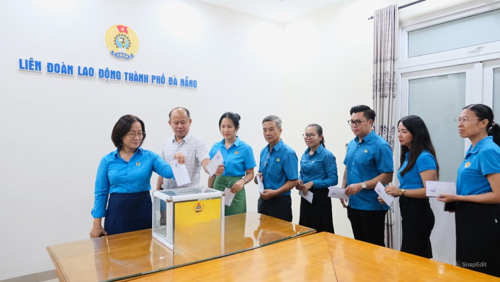 The leaders of the Da Nang City Labor Federation joined hands to respond to the program to eliminate temporary and dilapidated houses in Da Nang city in 2025. Photo: Tra Van