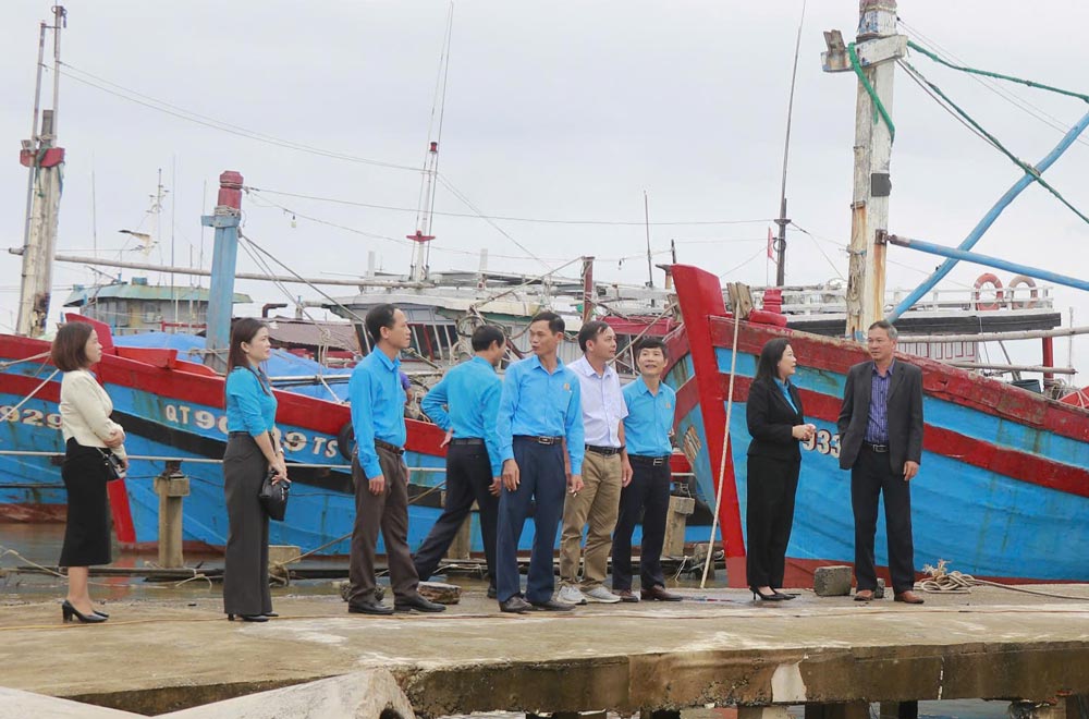 Union officials propagate and mobilize workers to join the Union organization. Photo: H.Nguyen