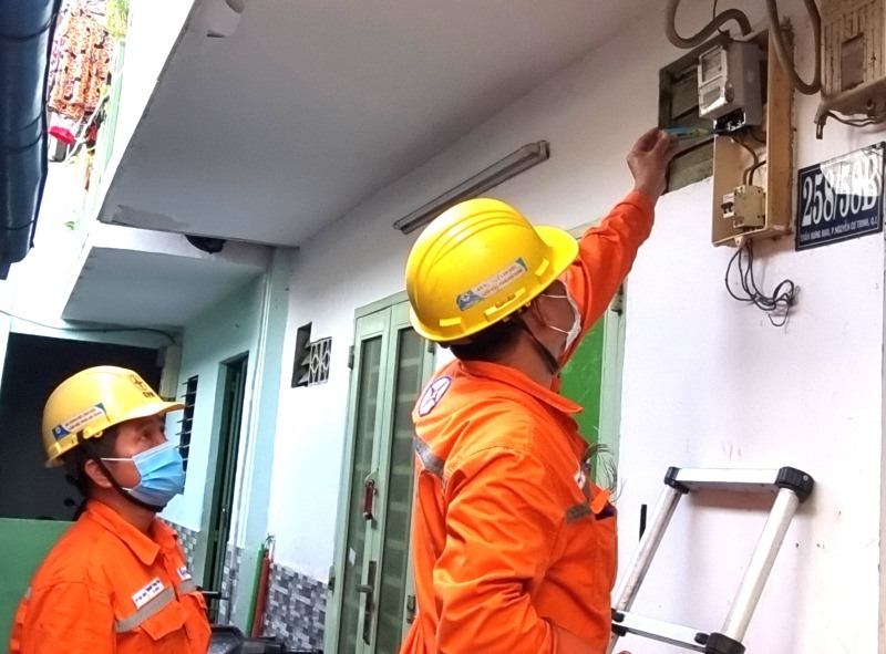 People are obliged to pay electricity bills in full and on time and fulfill other agreements in the electricity purchase contract when using electricity. Photo: Nam Duong