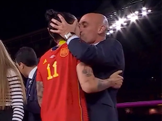 The moment former Spanish President Luis Rubiales kissed Jenni Hermoso after winning the 2023 Women's World Cup. Photo: Cut from video