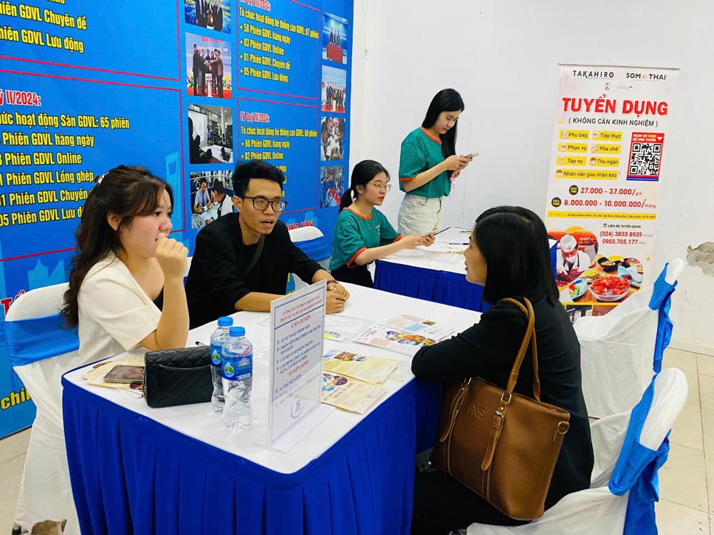 Right after Tet, Hanoi Employment Service Center continuously opens job fairs to meet the connection between labor supply and demand. Photo: Quang Thanh
