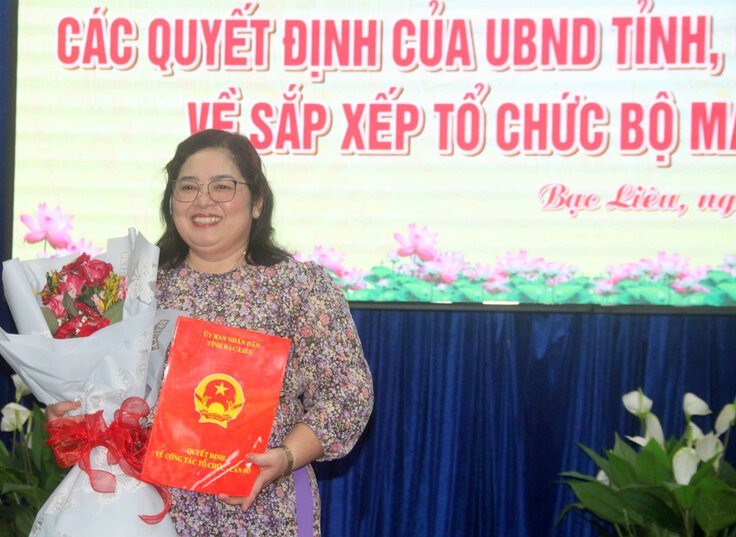 Ms. Ho Thi Tuyet Nhung was appointed as Chief of Office of the Bac Lieu Provincial People's Committee. Photo: Nhat Ho