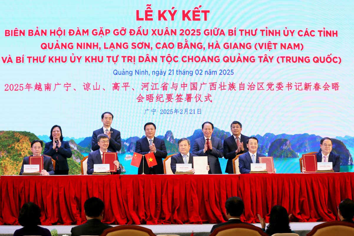 Representatives of localities signed a Minutes of talks between the Provincial Party Committees of Quang Ninh, Ha Giang, Lang Son, Cao Bang (Vietnam) and the Quangxi Zhuang Autonomous Region Party Committee (China). Photo: Quang Ninh Media Center
