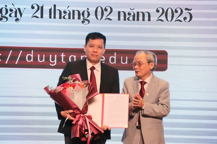 Nha giao uu tu Le Cong Co - Chu tich Hoi Truong Dai hoc Duy Tan (Da Nang) trao quyet dinh bo nhiem chuc danh Giao su nam 2024 cua Giam doc Dai hoc Duy Tan cho PGS.TS. Nguyen Quang Hung - Vien truong Vien Nghien cuu Khoa hoc Co ban va Ung dung, Dai hoc Duy Tan. Anh: Nguyen Linh