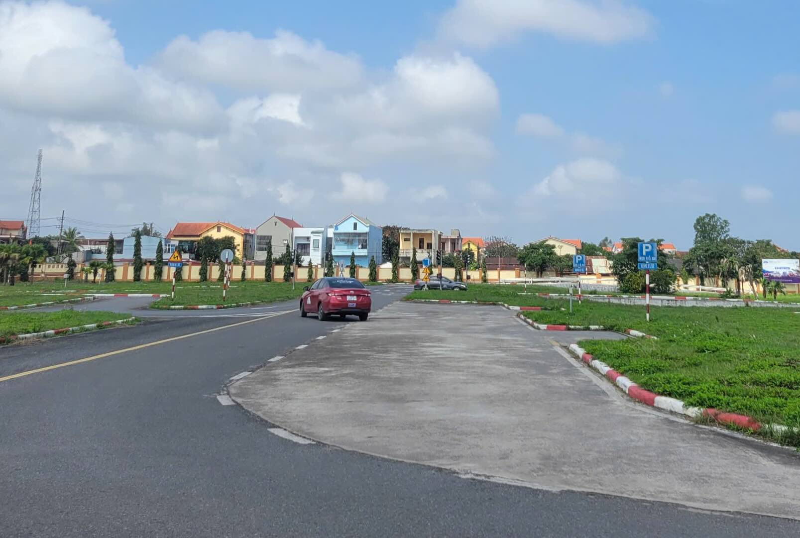 Quang Binh temporarily suspends driver's license testing during the transfer process. Photo: Thuong Son