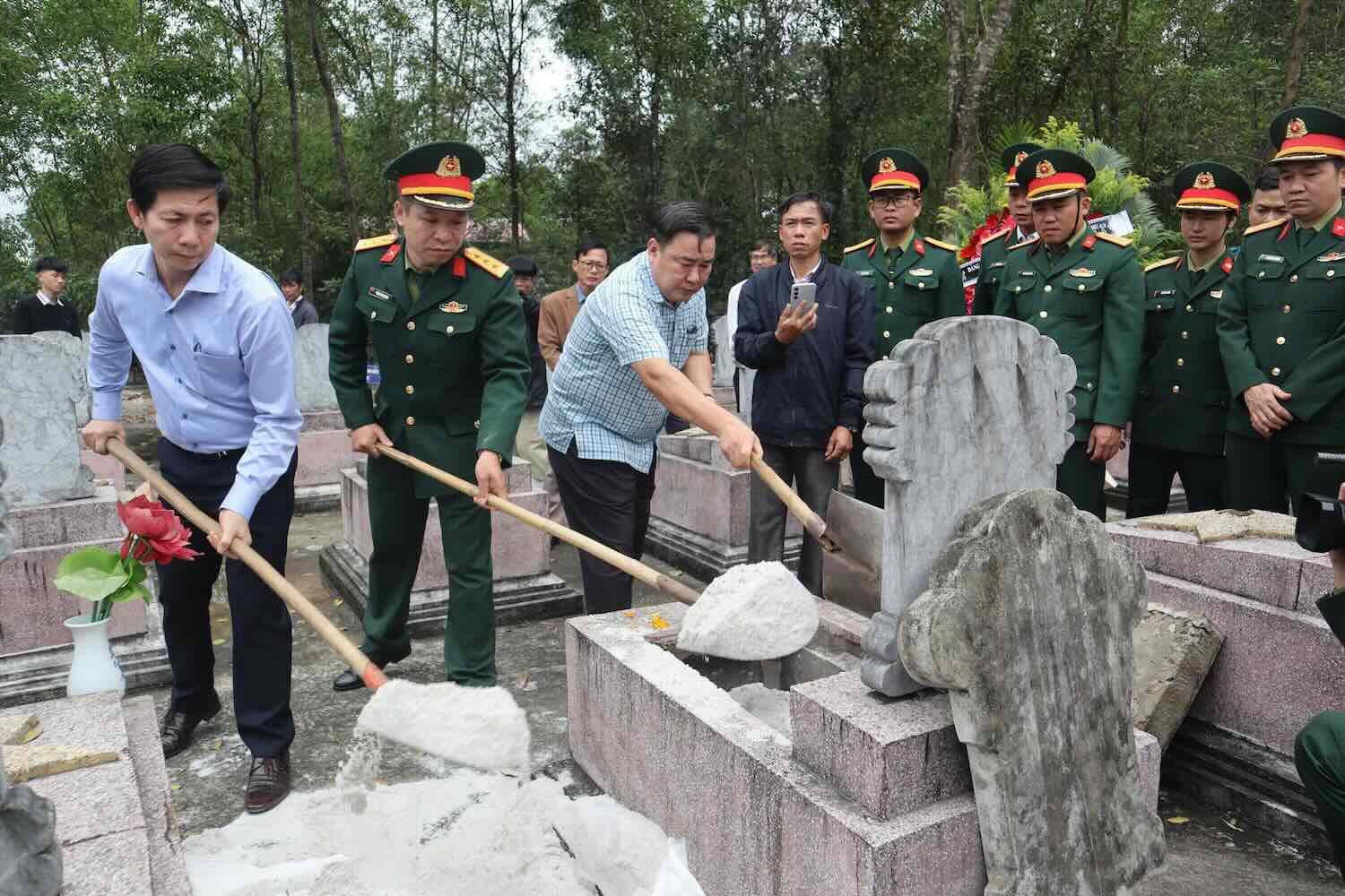 Organized the cremation of martyrs' remains. Photo: Tien Dung.