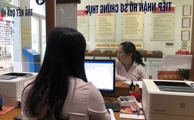 Party Committee Secretaries, Deputy Secretaries, Chairmen, and Vice Chairmen of People's Councils at the commune level who are commune-level cadres if they meet the conditions will receive bonuses according to Decree 73/2024/ND-CP. Illustrative photo: Bao Han