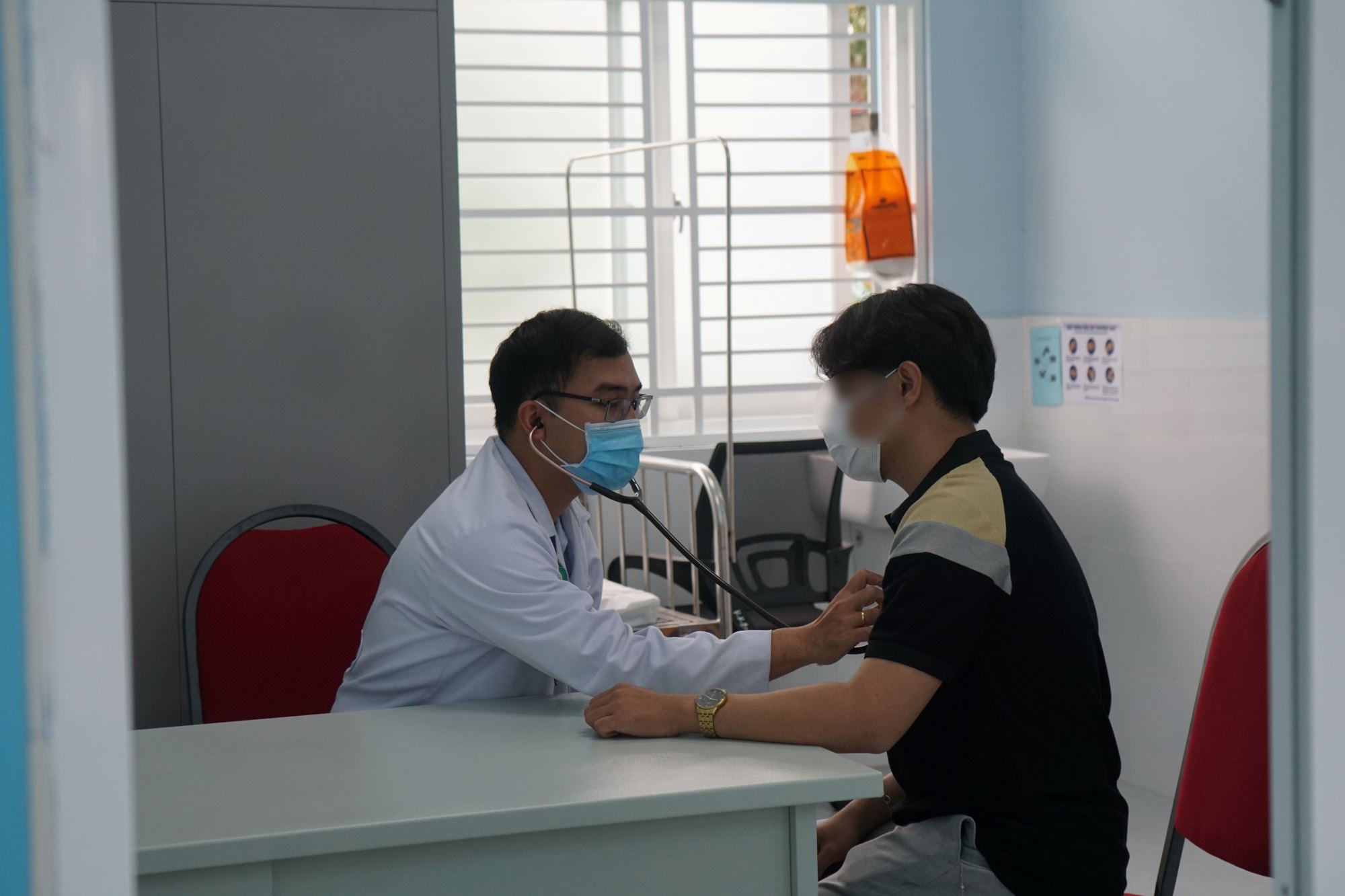 Doctor examines a patient at District 8 Medical Center, Ho Chi Minh City. Photo: Thanh Chan