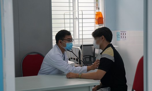 Bác sĩ thăm khám cho người bệnh tại Trung tâm y tế Quận 8, TPHCM. Ảnh: Thanh Chân