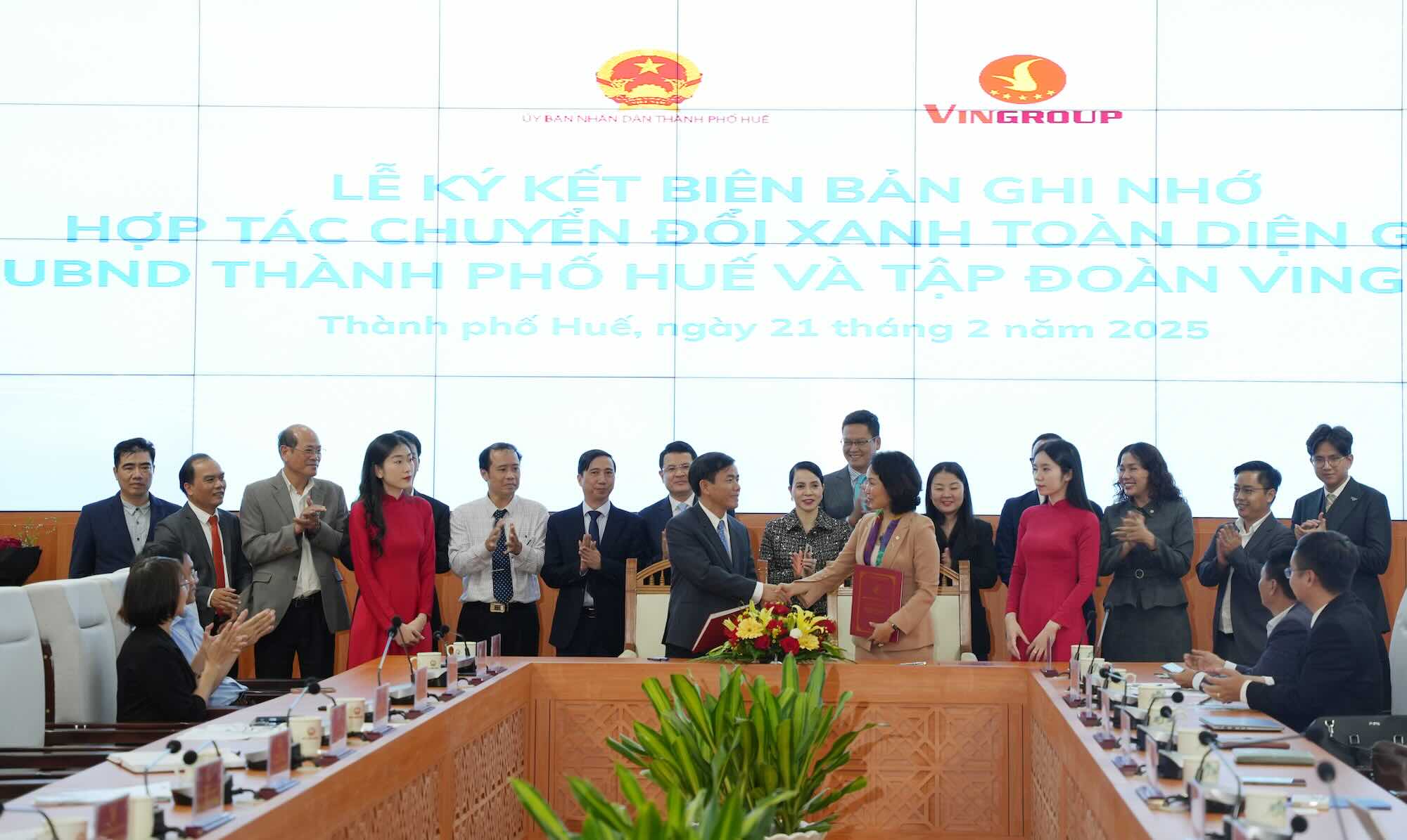 The People's Committee of Hue City and Vingroup Corporation have signed a memorandum of understanding on comprehensive cooperation on green transformation, digital transformation towards sustainable development goals and in response to the Government's commitment to achieve net zero emissions by 2050. Photo: Ngoc Minh.