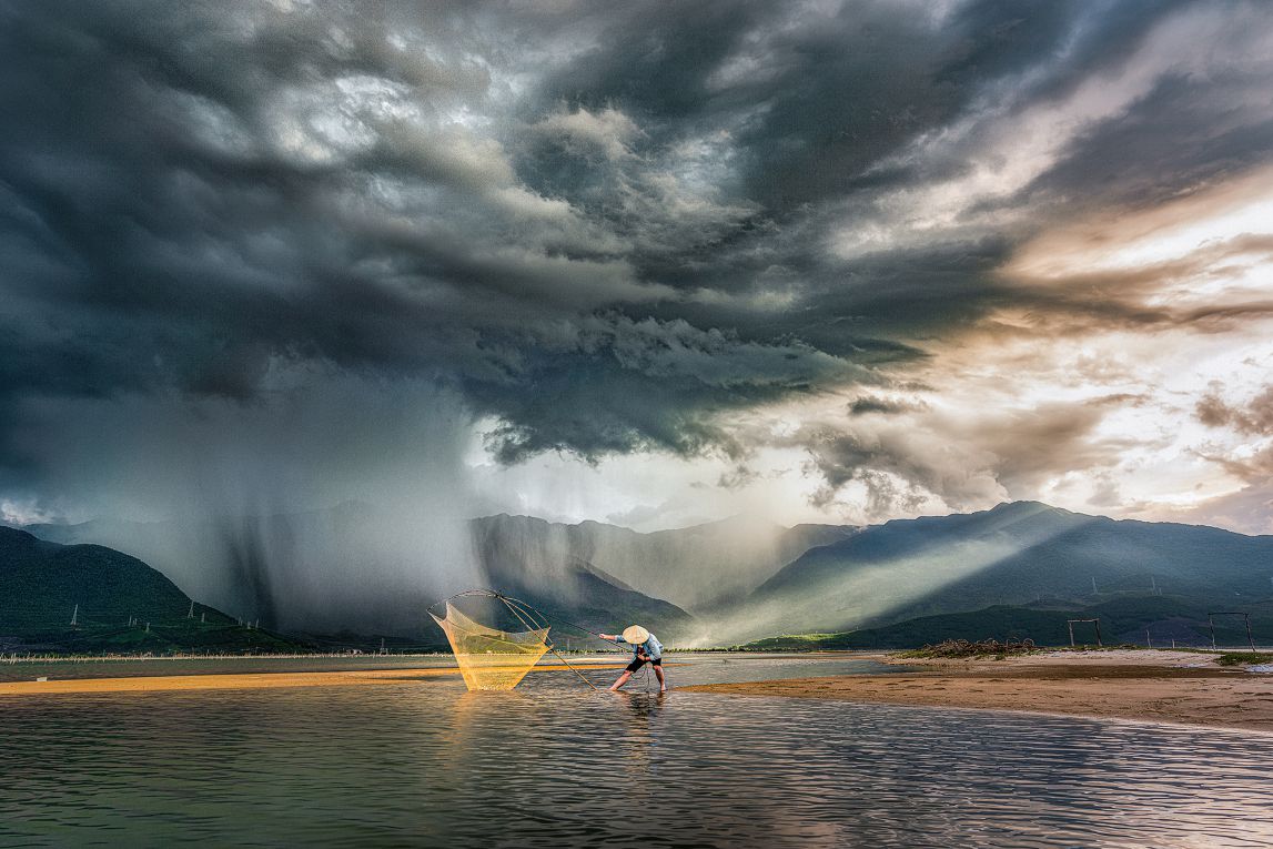 Tac pham “Ngay giong bao” (Stormy day) chup tai Thua Thien - Hue.