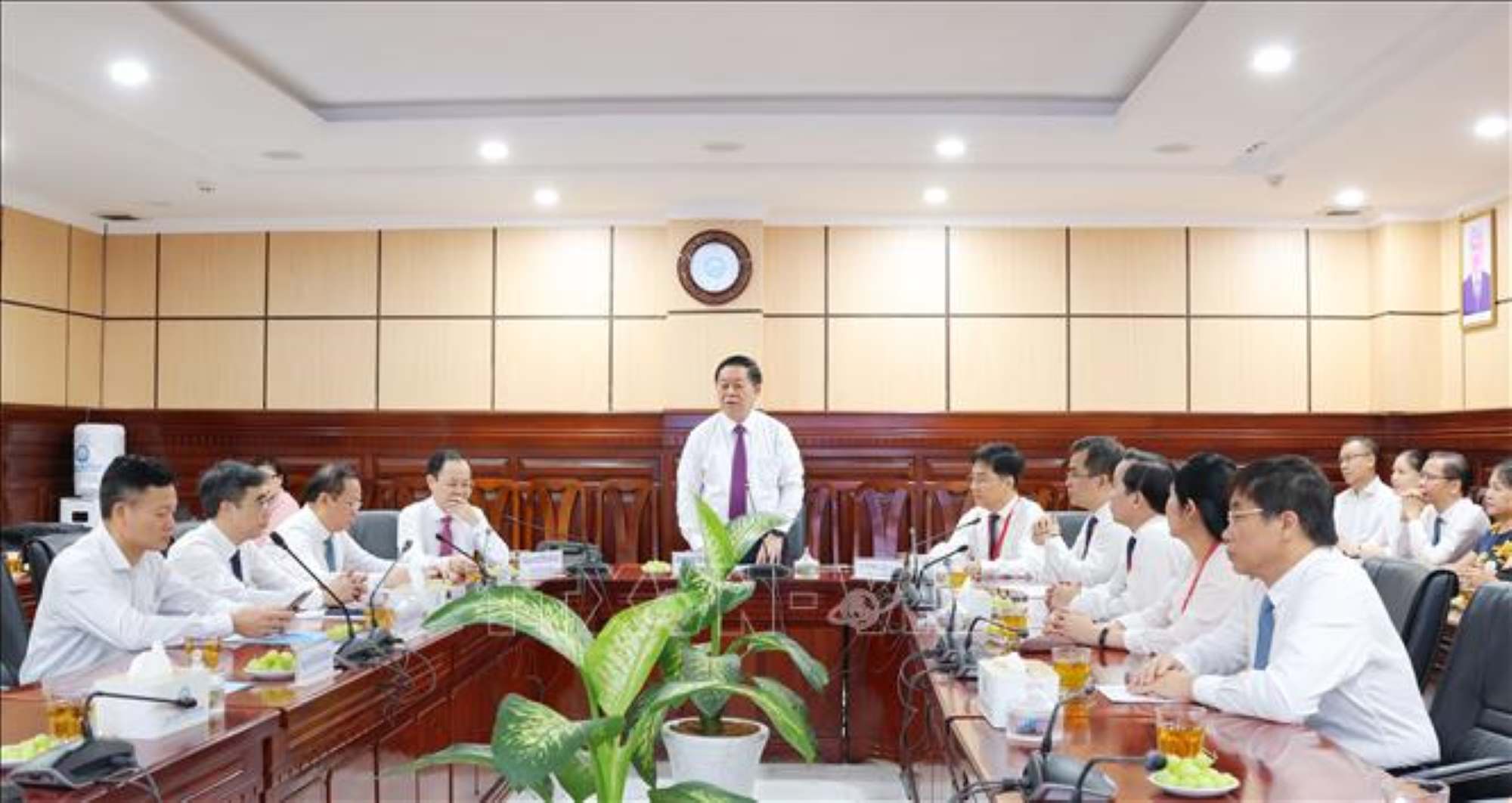 Member of the Politburo, Secretary of the Party Central Committee, Head of the Central Propaganda and Mass Mobilization Commission Nguyen Trong Nghia spoke at the visit and congratulated Ho Chi Minh City University of Medicine and Pharmacy. Photo: VNA