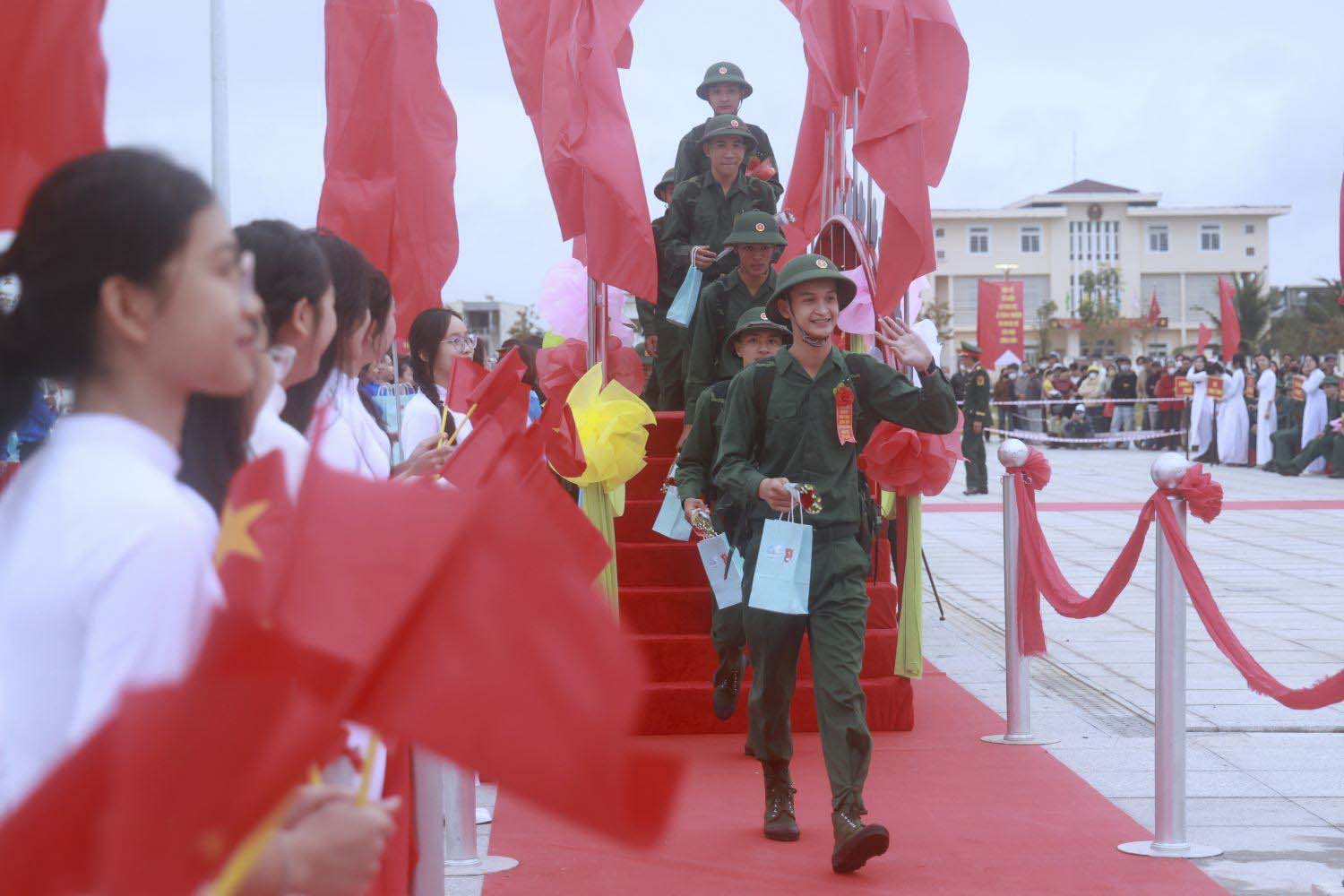 On February 13, 2025, about 2,800 young men of Quang Ngai enthusiastically took the path to join the army. Photo: Ngoc Duc.