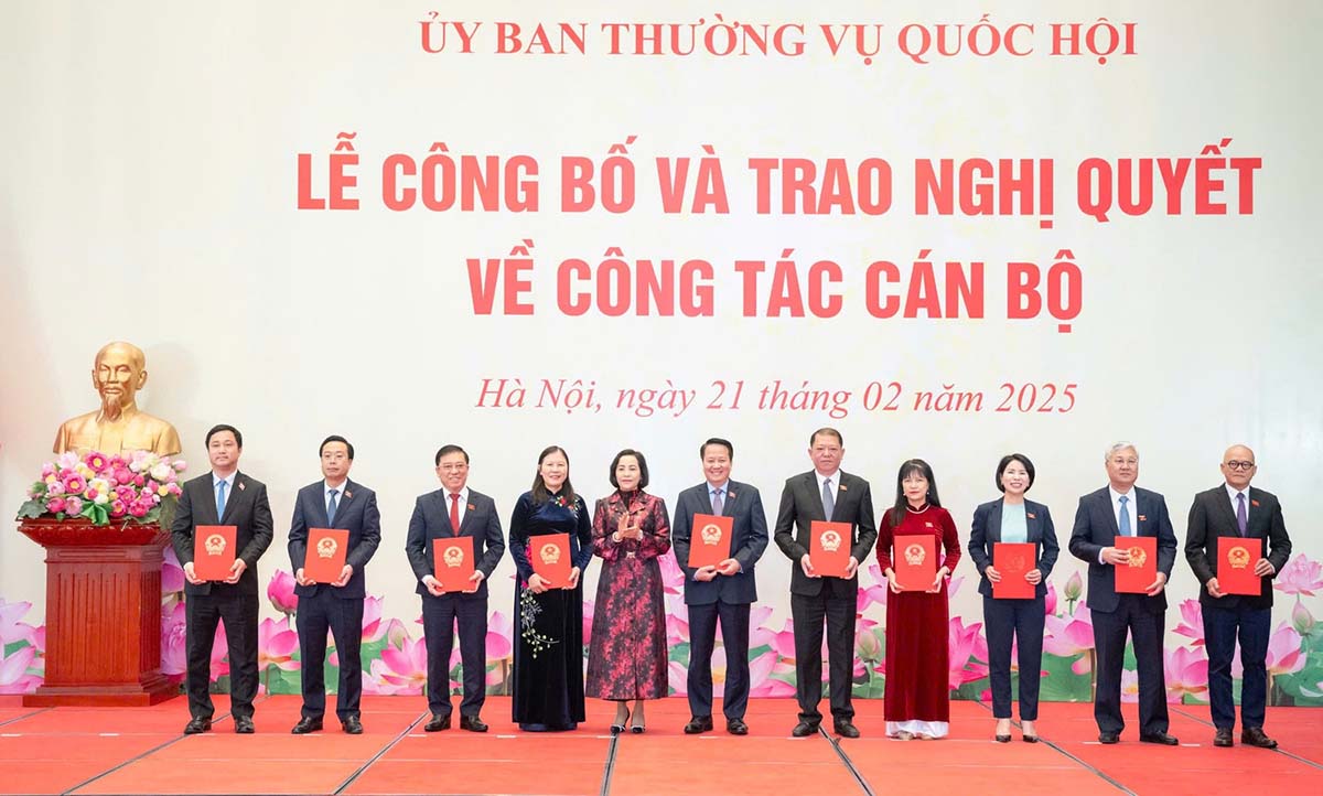 Pho Chu tich Quoc hoi Nguyen Thi Thanh voi cac Pho Chu nhiem va cac Uy vien la dai bieu Quoc hoi chuyen trach cua Uy ban Cong tac dai bieu va Uy ban Dan nguyen va Giam sat. Anh: Ho Long.