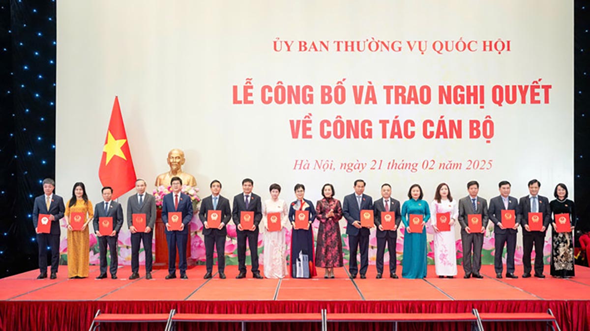 Pho Chu tich Quoc hoi Nguyen Thi Thanh voi cac Pho Chu nhiem va cac Uy vien la dai bieu Quoc hoi chuyen trach cua Uy ban Kinh te va Tai chinh. Anh: Ho Long.