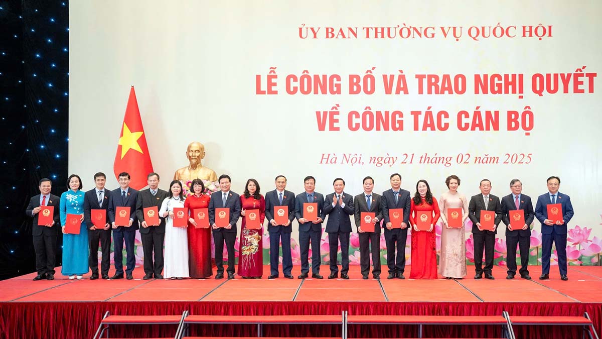 Pho Chu tich Quoc hoi Nguyen Khac Dinh voi cac Pho Chu nhiem va cac Uy vien la dai bieu Quoc hoi chuyen trach cua Uy ban Phap luat va Tu phap. Anh: Ho Long. 