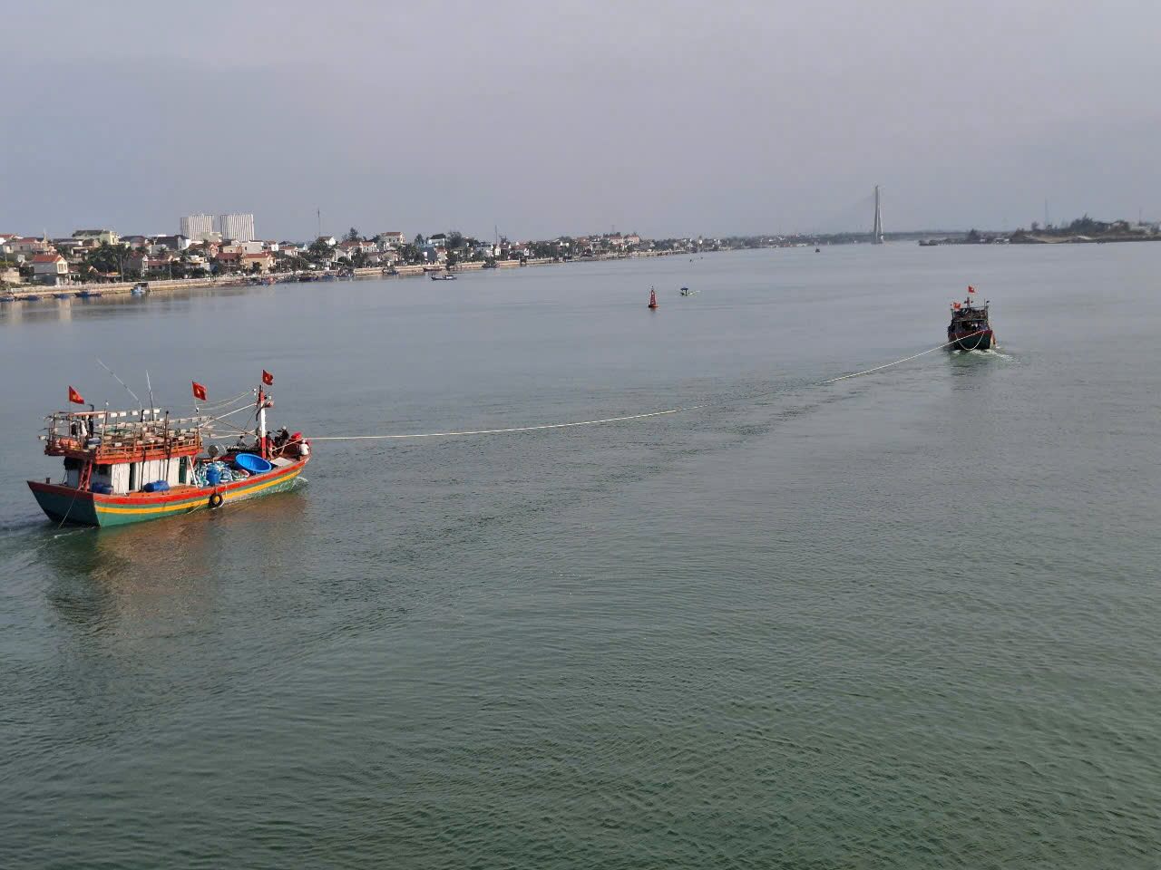 The stranded fishing boat was successfully rescued. Photo: C. Sang.