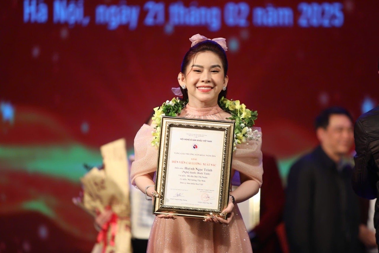 Binh Tinh received the award. Photo: Provided by the character.