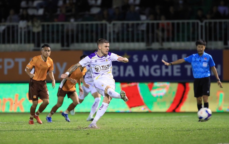 Hanoi FC won 3-0 against Hoang Anh Gia Lai in round 14 of V.League 2024-2025. Photo: Minh Dan