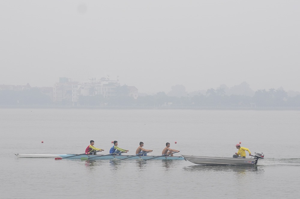 Hanoi weather forecast maintains fog and humidity on February 22 before the cold air flows in on the morning of February 23. Photo: Xuan Doan